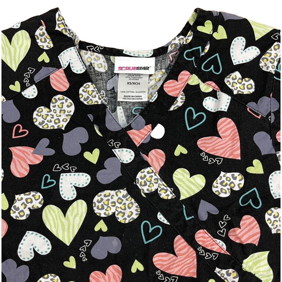 Scrubstar‎ Scrub Top XS  V-Neck Hearts Black Short Sleeve Scrub Star Valentines - Picture 1 of 8